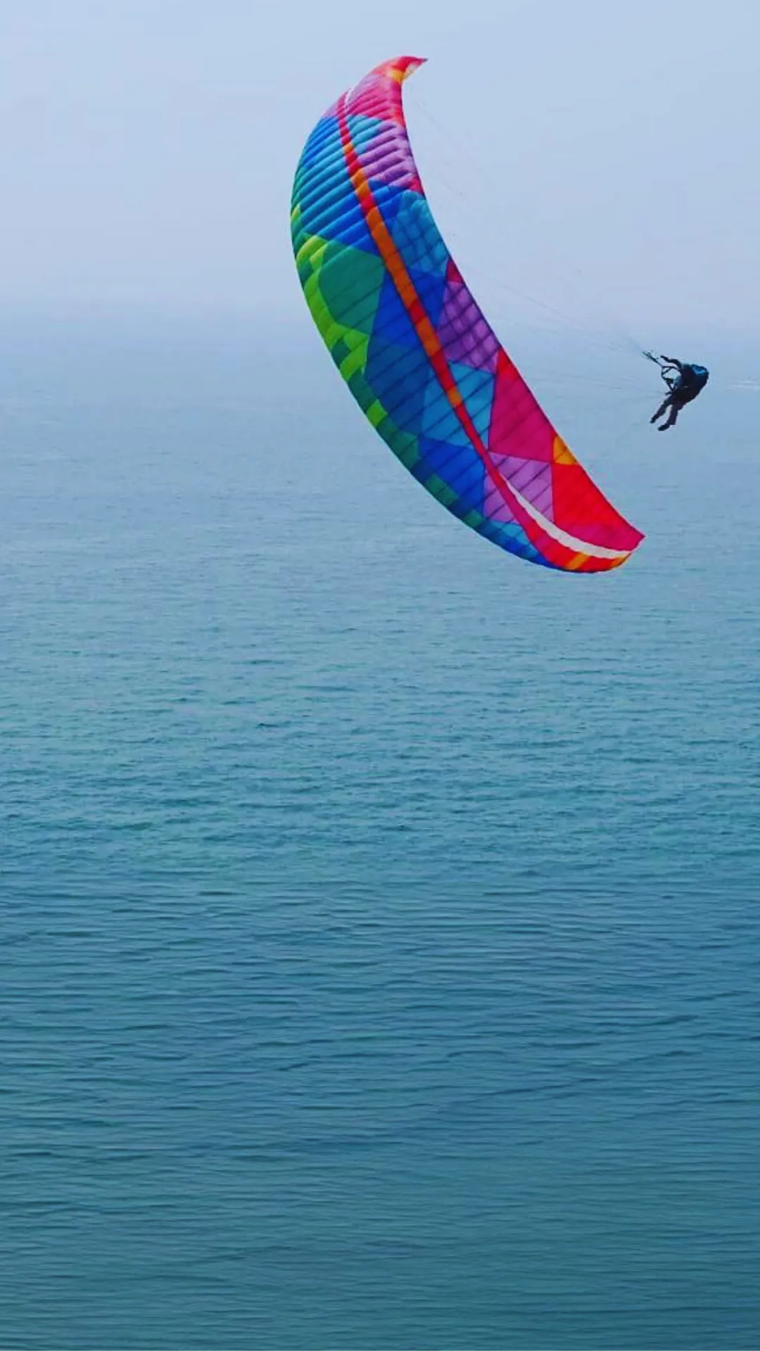 Vuelo freestyle en parapente sobre el mar