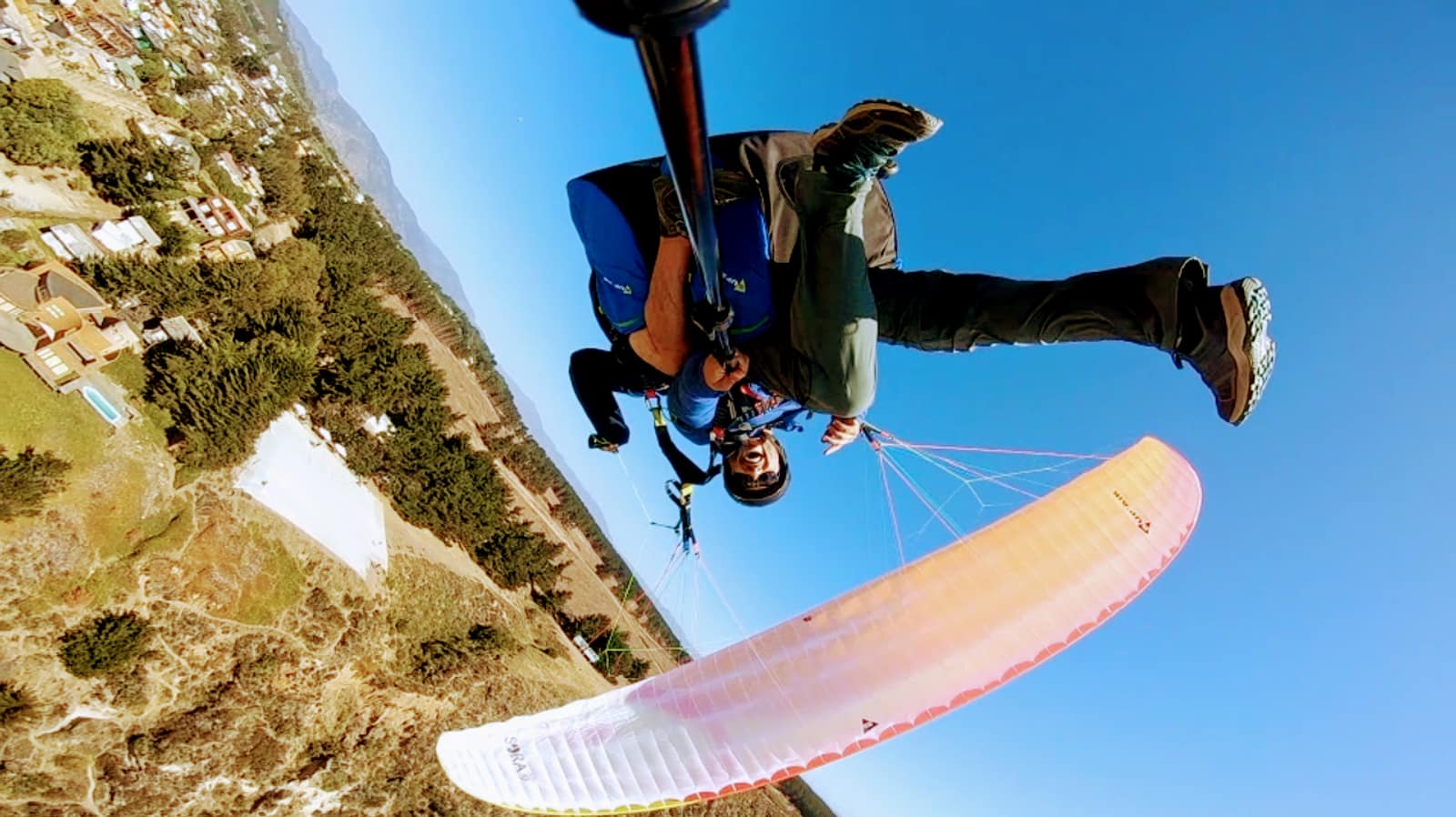 Piloto de cabeza en pleno looping de parapente sobre Maitencillo